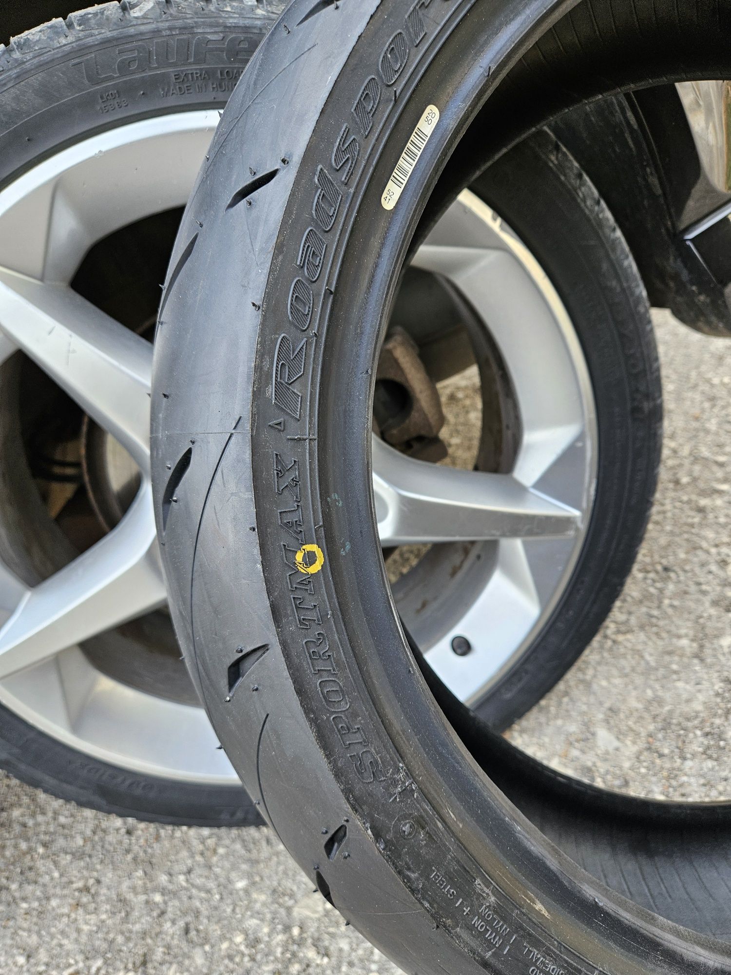 Комплект гуми за мотор
dunlop roadsmart 2 190/50zr17 дот 6718
dunlop r