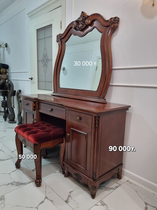 Новая Тумба с зеркалом,пуфиком из массива дерева. нов