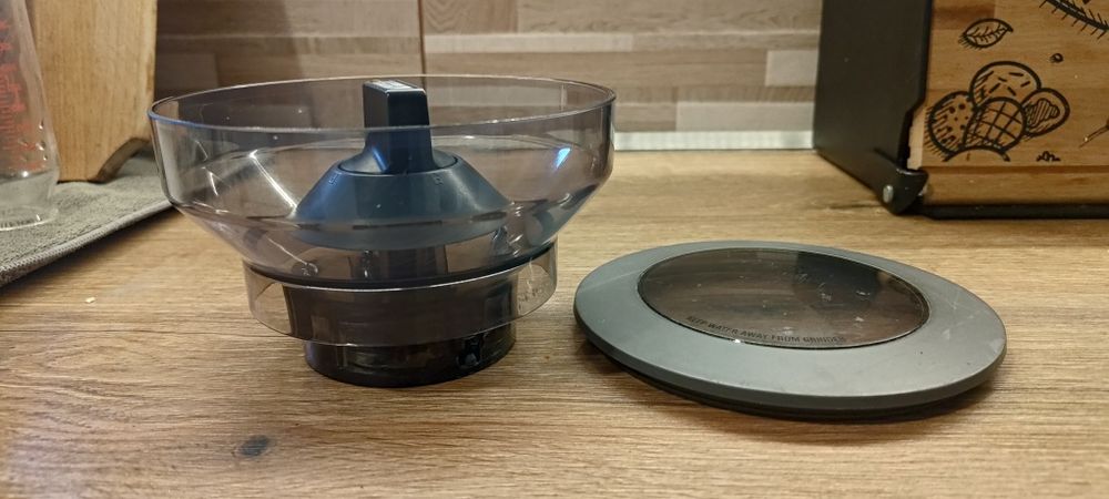 Hopper, rezervor cafea de la un Sage Barista Oxpress.