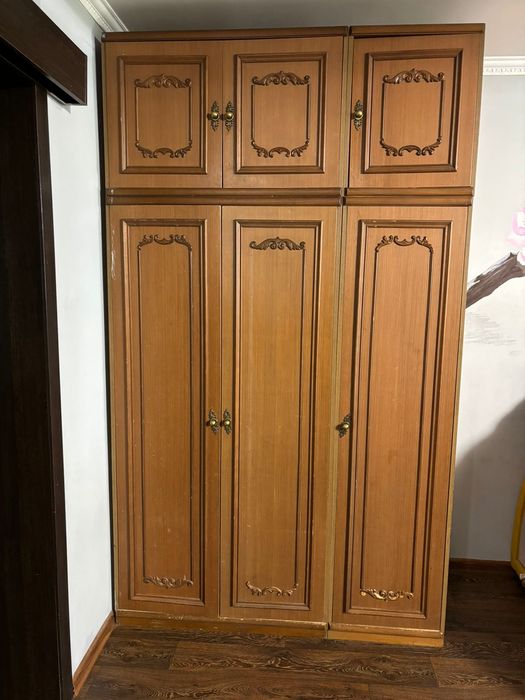 Шкаф в гостиной советский