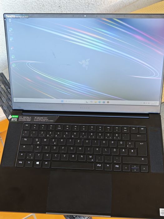 Vând Laptop de gaming Razer Blade 15, perfect pentru jocuri și editare