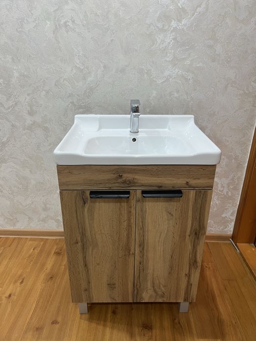 Продается готовый шкаф( раковина, кран ) для ванной комнаты