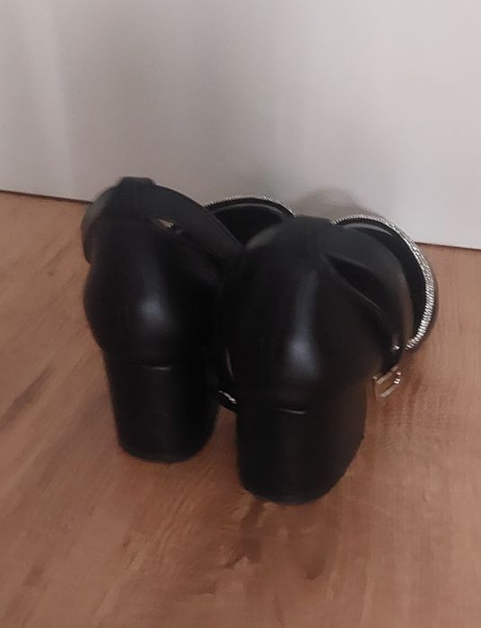 De vânzare pantofi adolescentă!