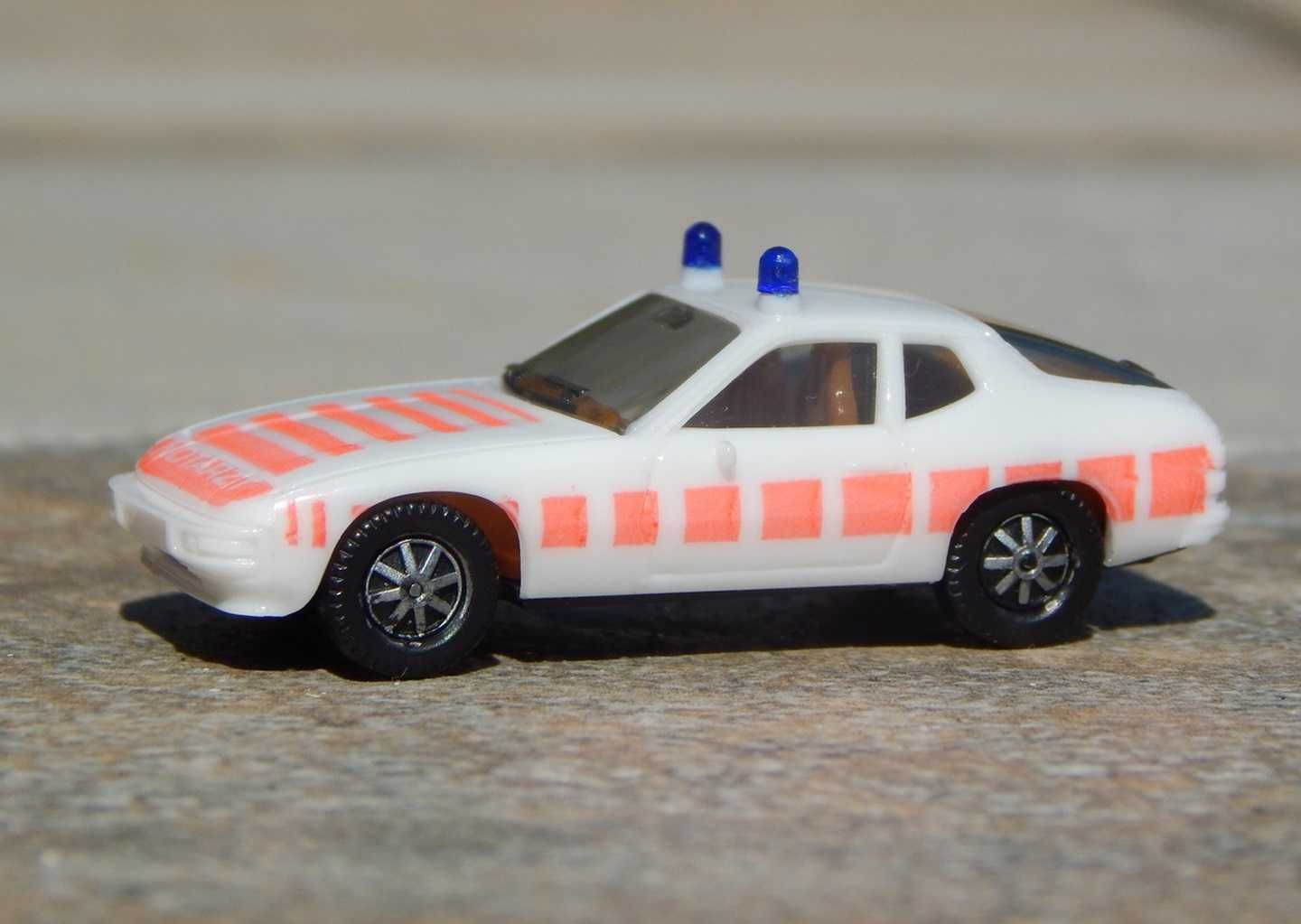 Macheta Porsche 924 ambulanta sc 1:87 HO fab Herpa Germania de Vest