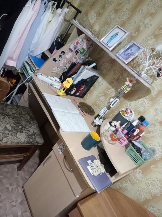 Двухспальный кровать и компьютерный стол