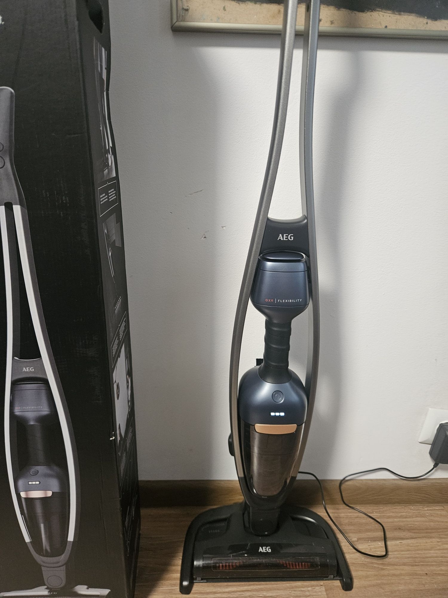 Вертикална прахосмукачка AEG  QX9