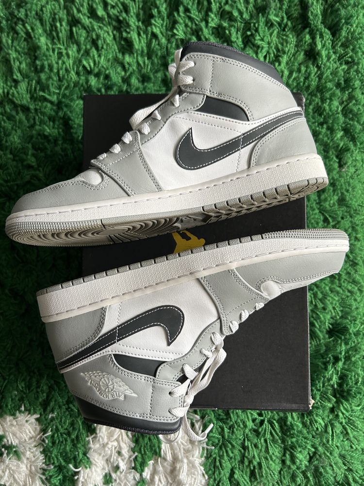 Nike Air Jordan 1 Mid Light Smoke Grey