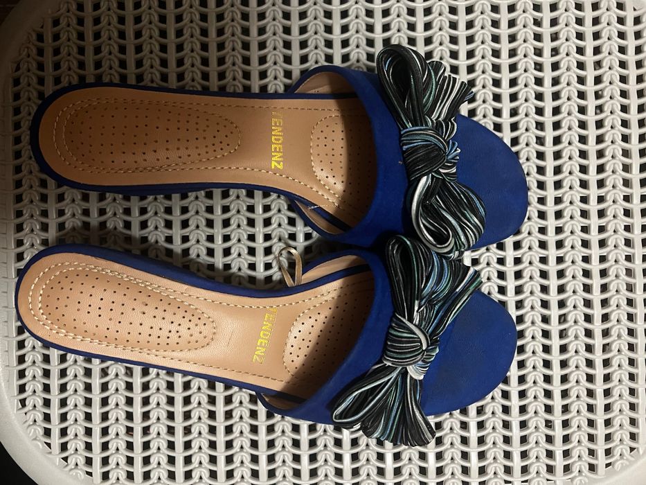 Ниски сини токчета