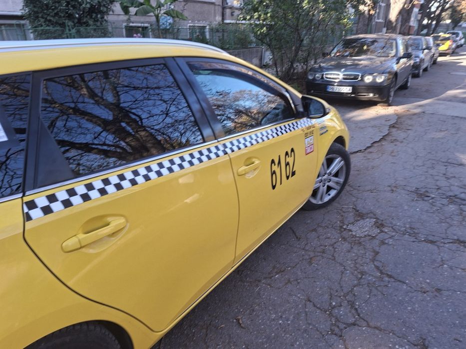 Toyota Auris 1.8 Хибрид/Газ