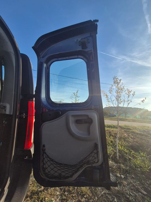 Usi batante Logan mcv 1