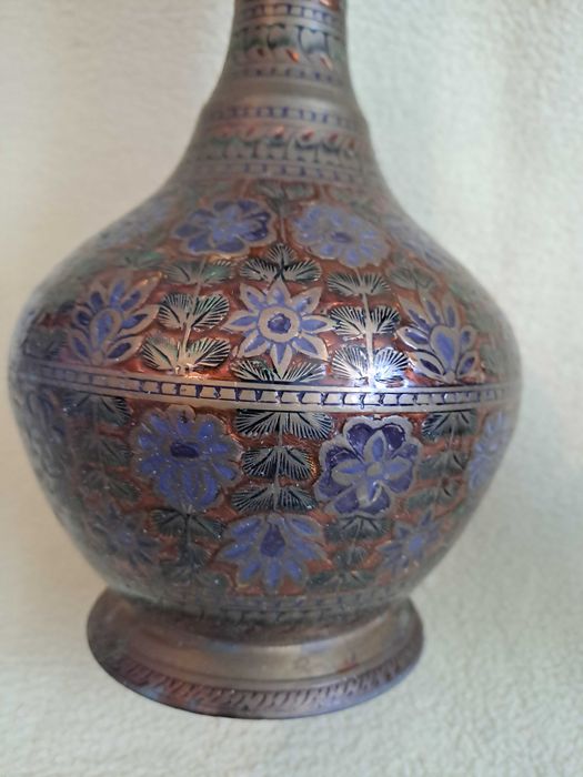 vaza alama gravata pictata vaza bronz