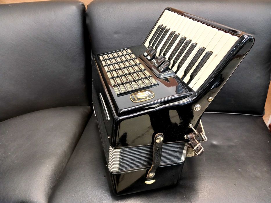 Acordeon Weltmeister Stela 40 bas