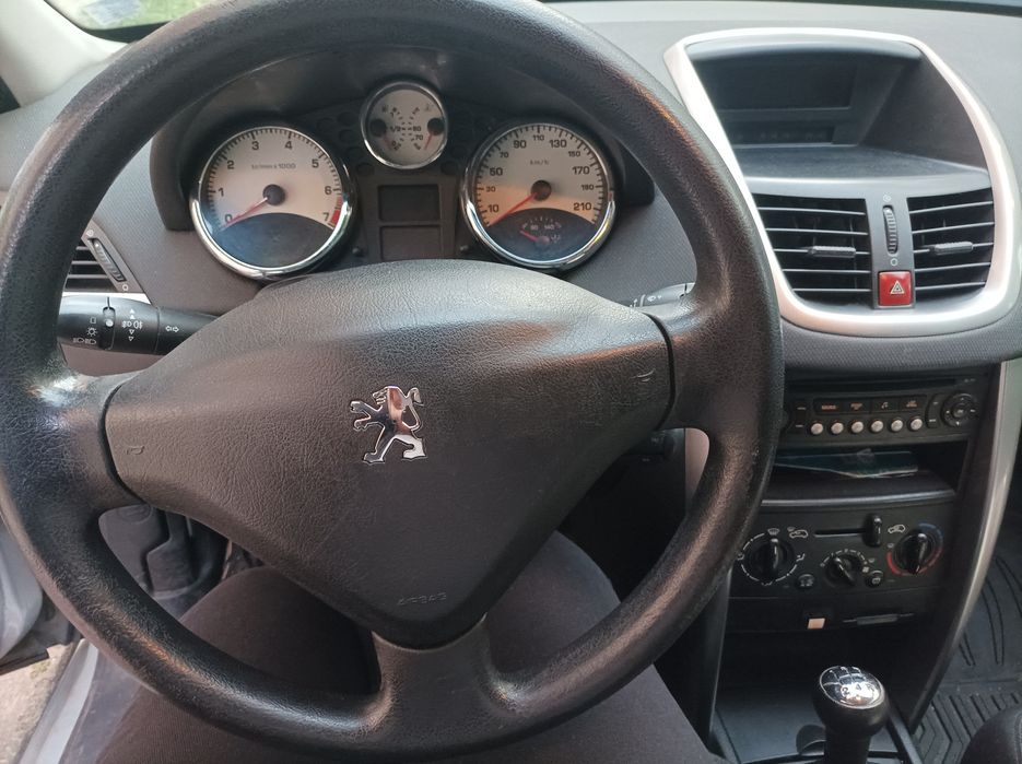 Продавам Пежо 207