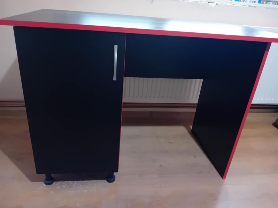 Birou negru cu rosu