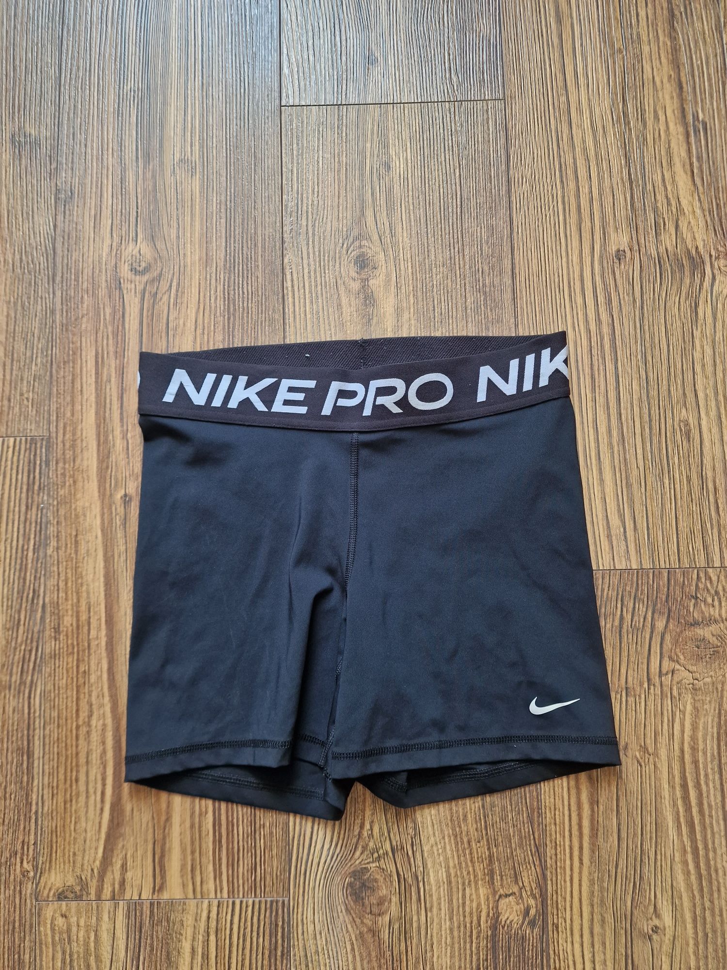 Страхотен дамски къс клин NIKE размер M