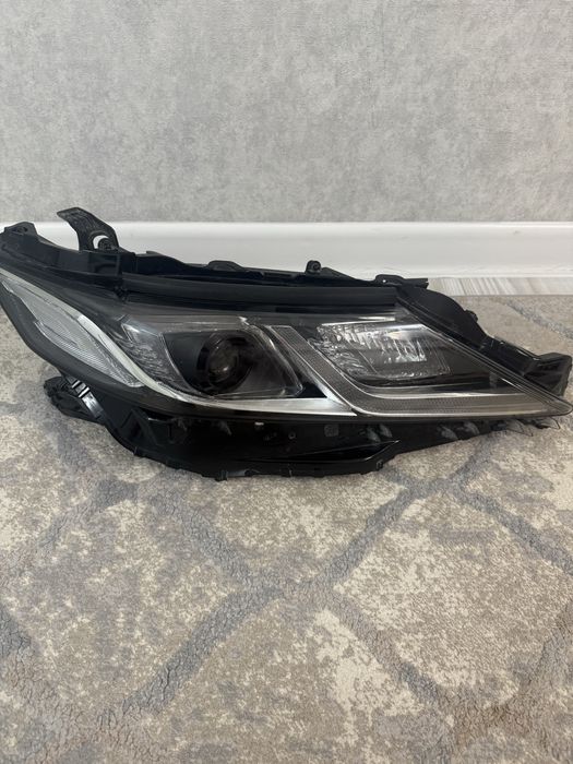 Продам правый фар Камри 70