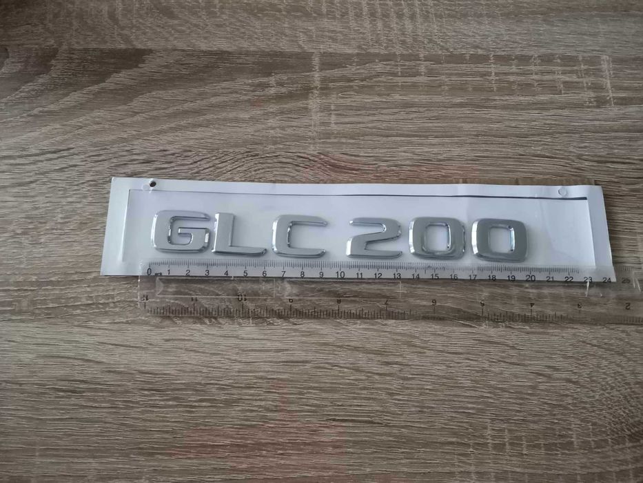 сребрист надпис Mercedes Benz GLC 200