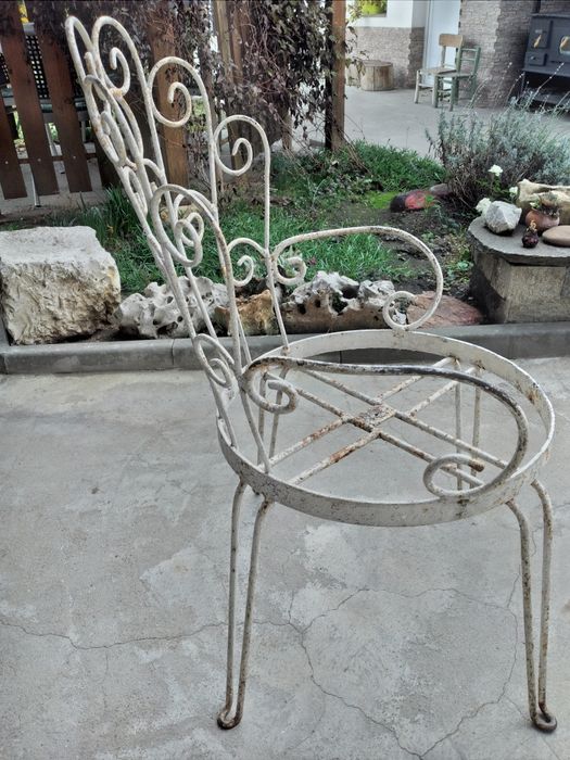 Стар метален стол