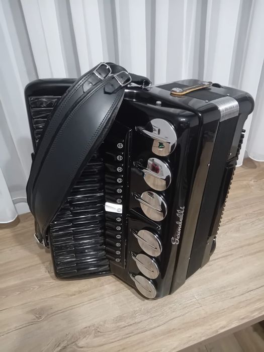 Vând acordeon Scandalli Brevetto