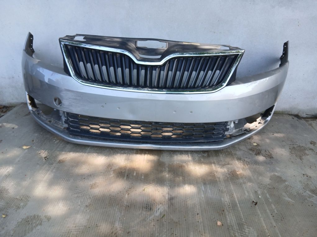 Bara fata skoda rapid cu grile