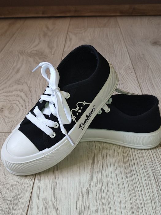 Lot teniși, pt fete,cu adeziv si șiret,in stare foarte buna