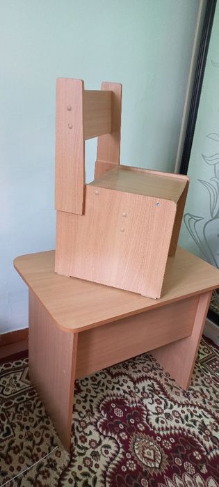 Продам учебный стол со стульчиком