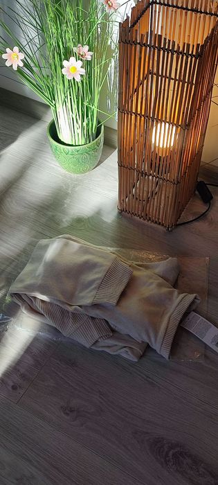 Pijama groasa crem, pantaloni si bluză, marime S, model actual