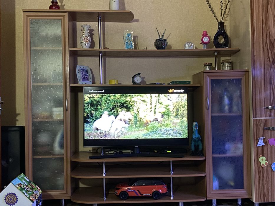 Продам стенку не разъемная вместительная