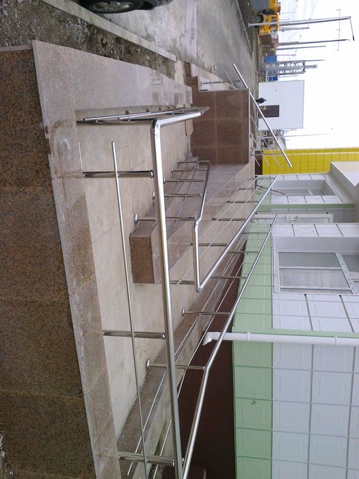 Изделия из хромированной стали перила и поручни.