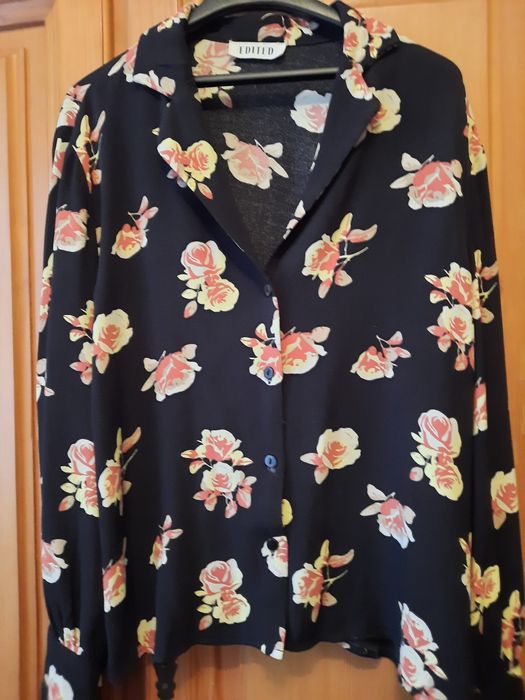 Frumoasa bluza din vascoza neagra cu imprimeu floral mărimea 42