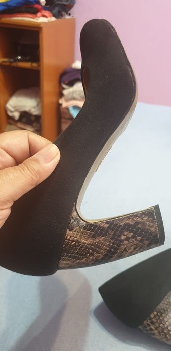 Vând pantofi imitație de piele cu toc imitație de piele de șarpe.