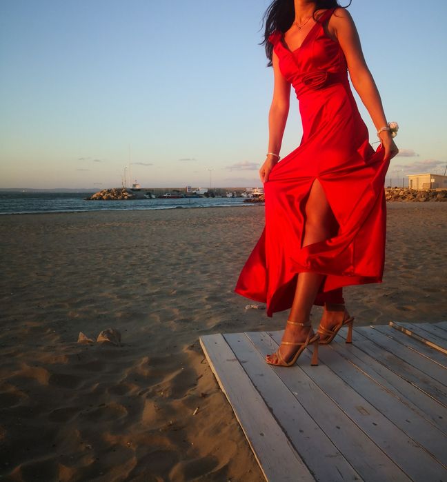 Официална рокля в червено