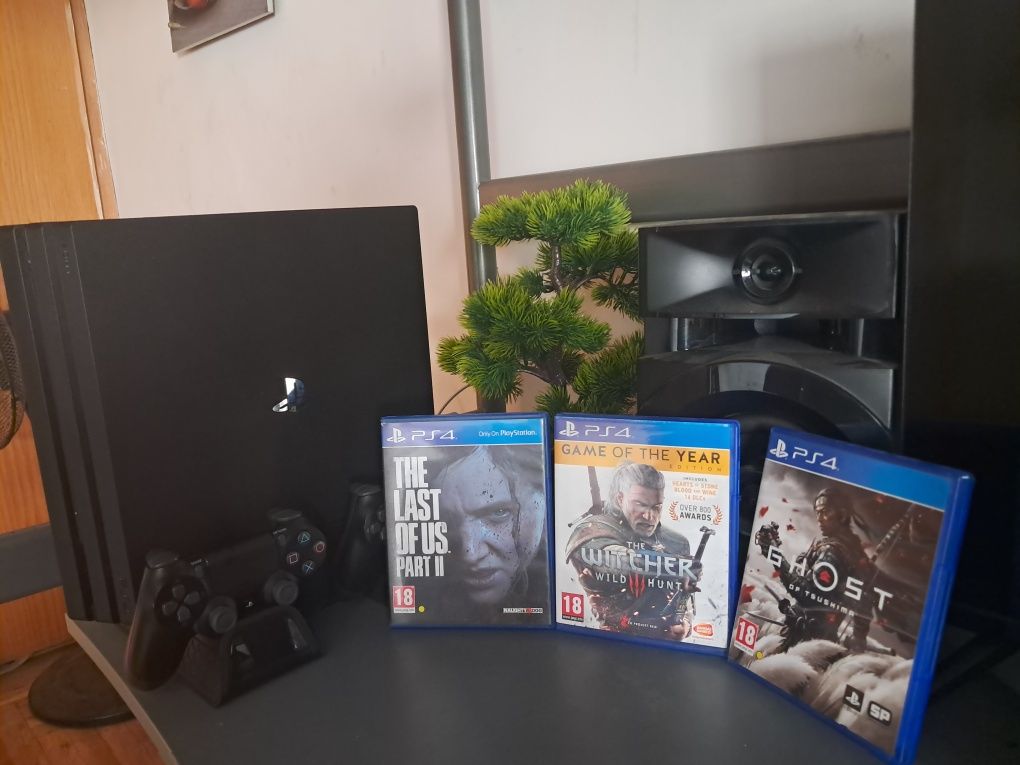 PS4 PRO 1T+2 контролера+стойка+3 Игри