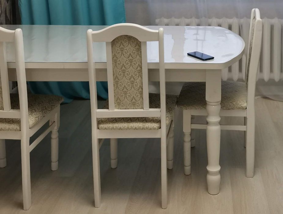 Большой стол для гостей