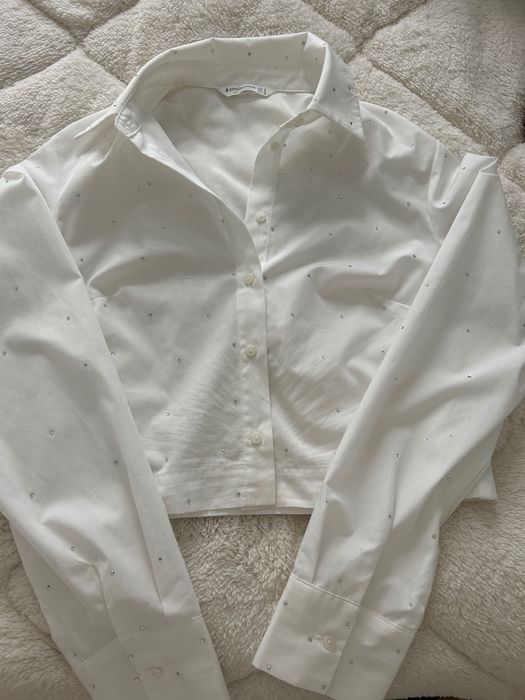 Бяла риза с камъчета на Stradivarius.