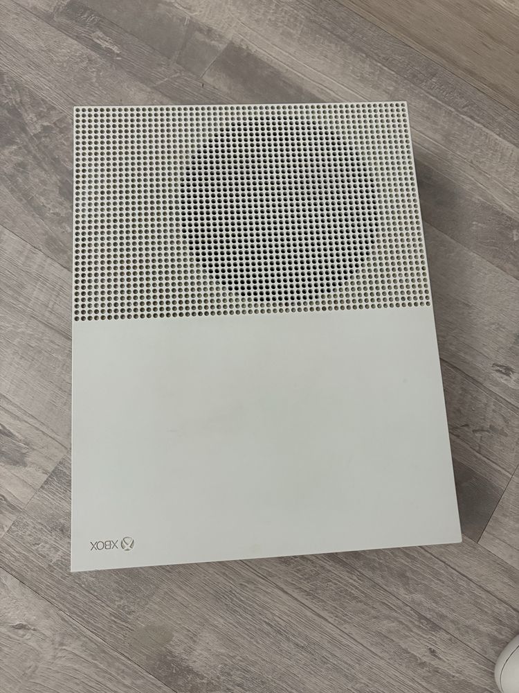 Xbox One S, В отлично състояние, + FC 25