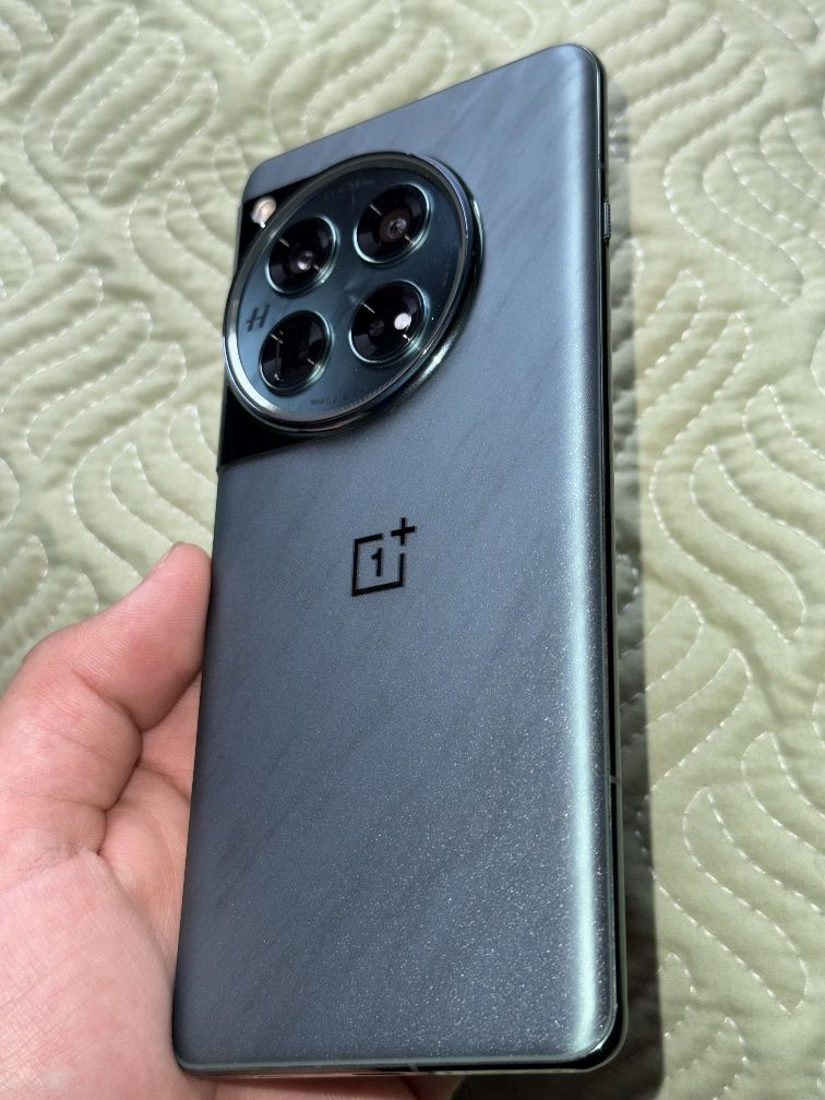 Продаю OnePlus 12 — 16 ГБ / 512 ГБ (Flowy Emerald)