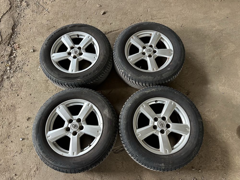 17,5x114.3 Toyota RAV4 с нови всезонни гуми 215/65/17 Toyo Celsius AS2