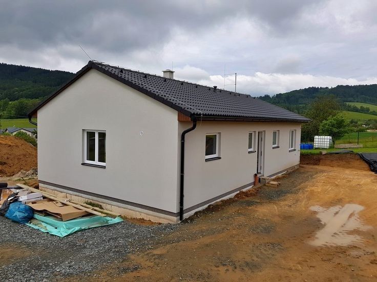 Case pe structură metalică cu panouri sandwich