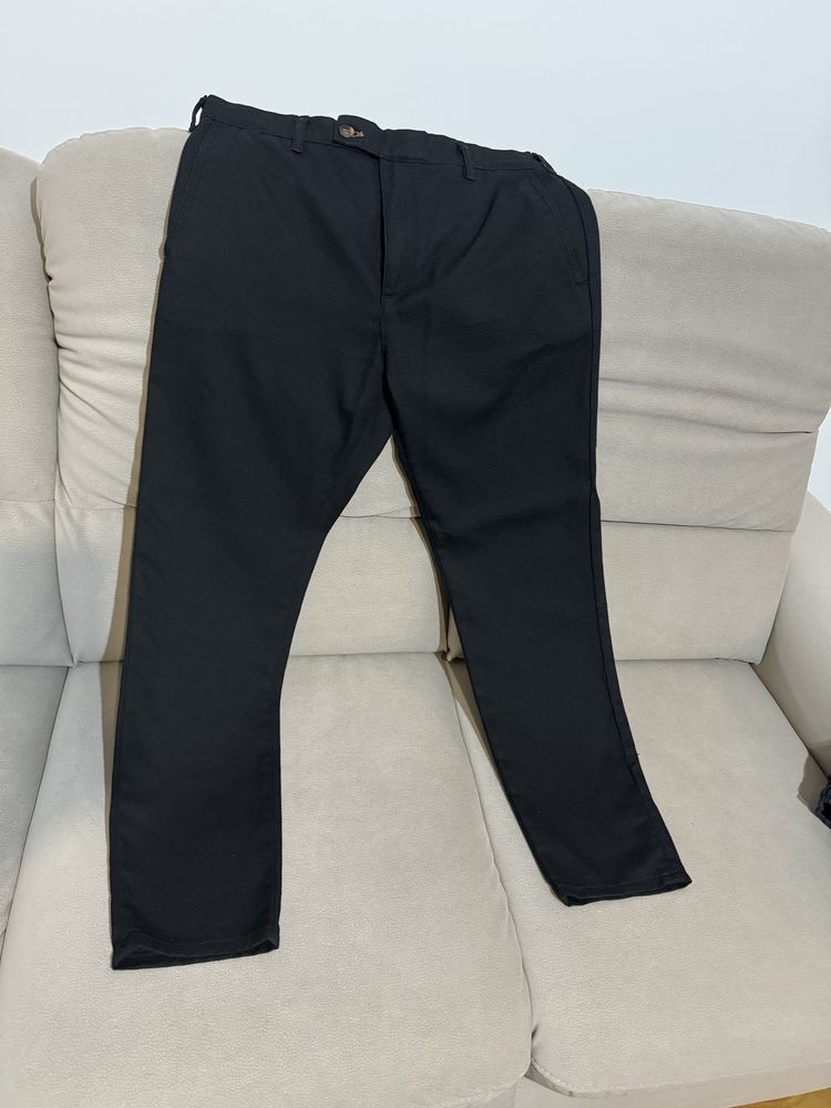 Pantaloni negri Zara, purtati o singura data, stare foarte buna