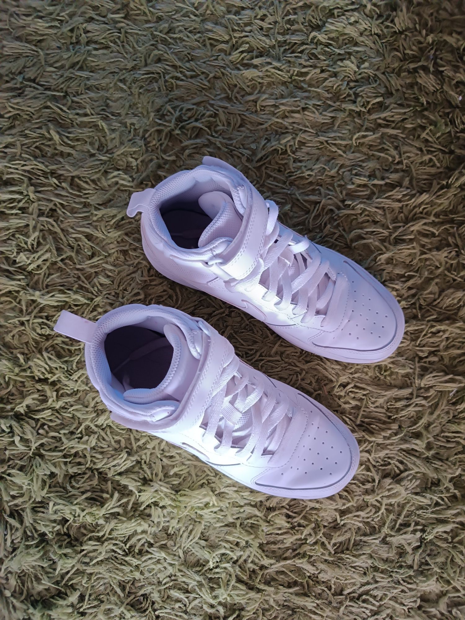 Бели кецове Nike