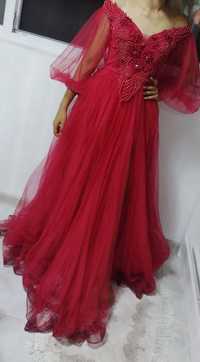 Червена бална рокля