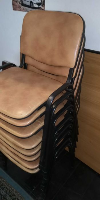 Scaune de birou, 8 bucăți bej/80 lei bucata și masă de consiliu 3x1 m