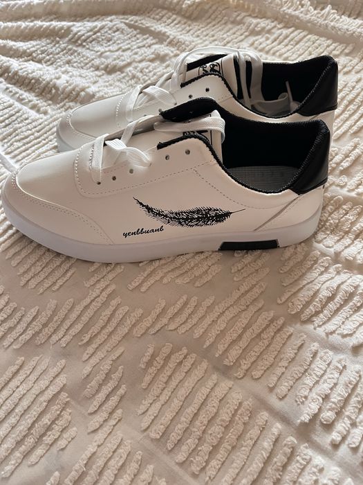 Pantofi sport diferite marimi