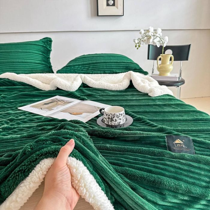 Set patura cu blana + 2 fete de perna