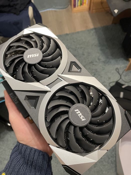 Placă video RX 6750 XT (Performanțe de RTX 3070 TI)