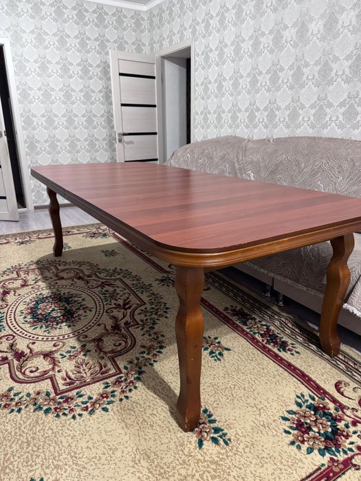 Продается овальный стол для зала из дерево. Очень в хорошем состоянии.