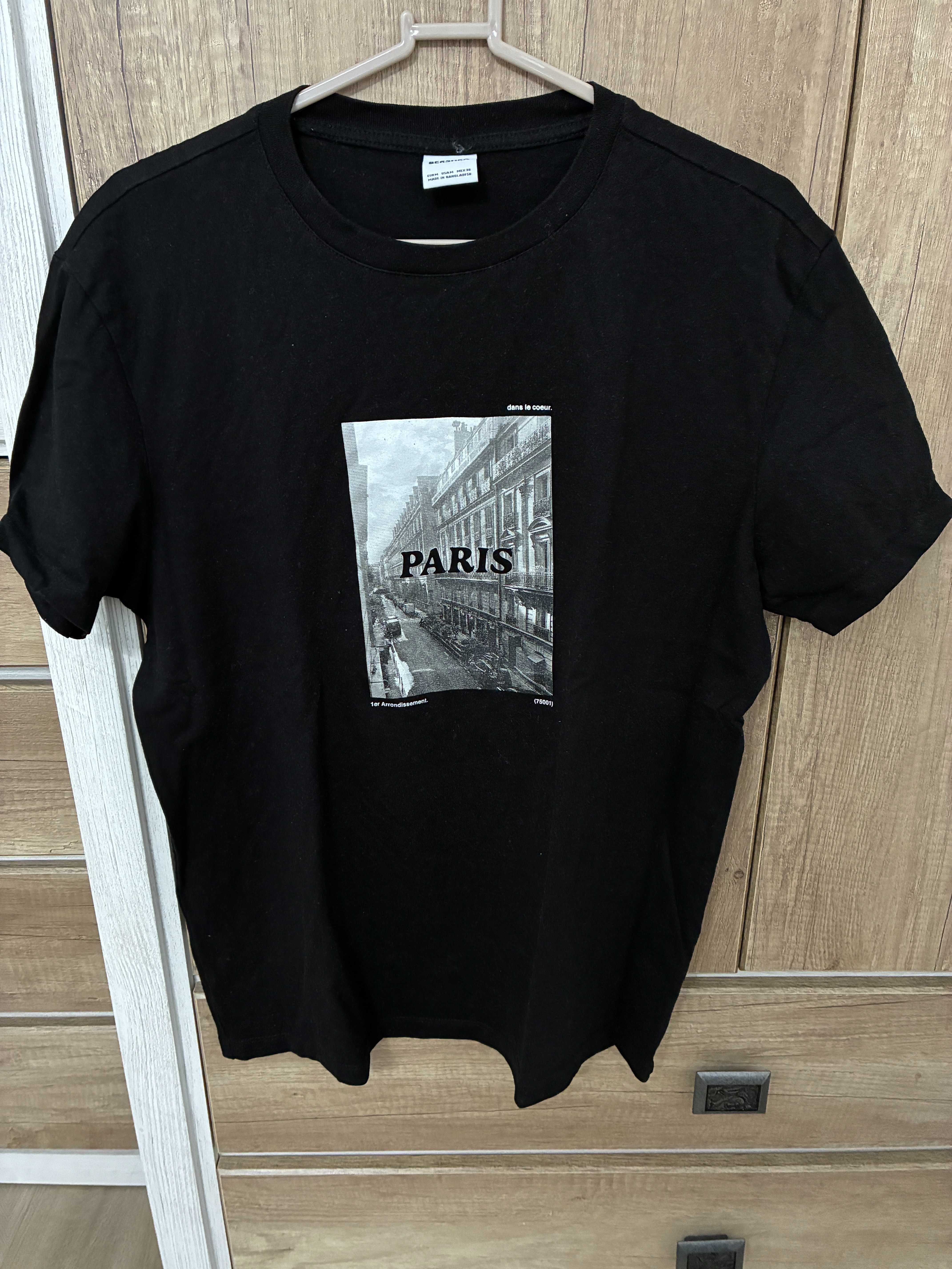 Tricou Negru Barbati BERSHKA imprimeu " Paris " , Marimea S (EUR36-38)