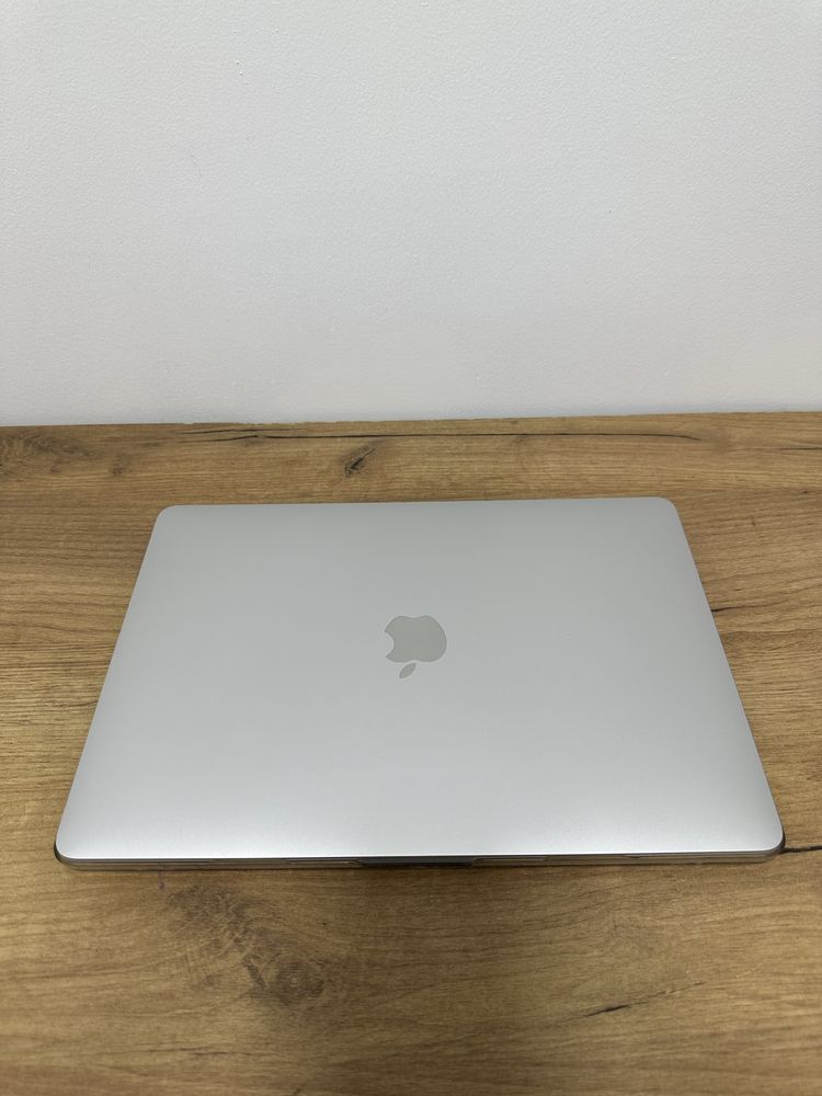 Продаётся MacBook Pro 13 2020 Silver