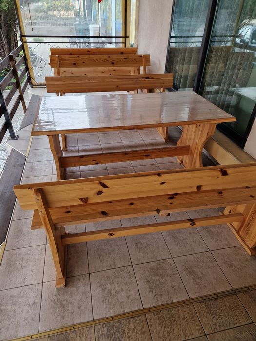 Баварски маси и пейки.